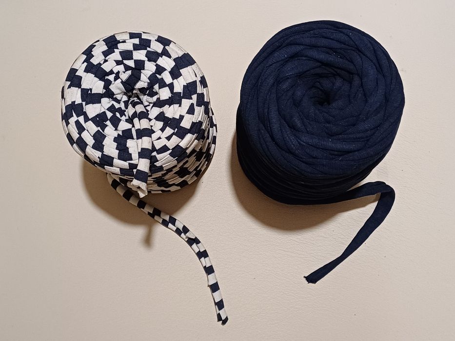 2 rolos de trapilho azul escuro + riscas azul e branco