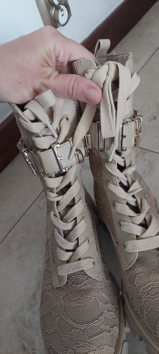Koronkowe botki Guess ażurowe szydełkowe trapery boho