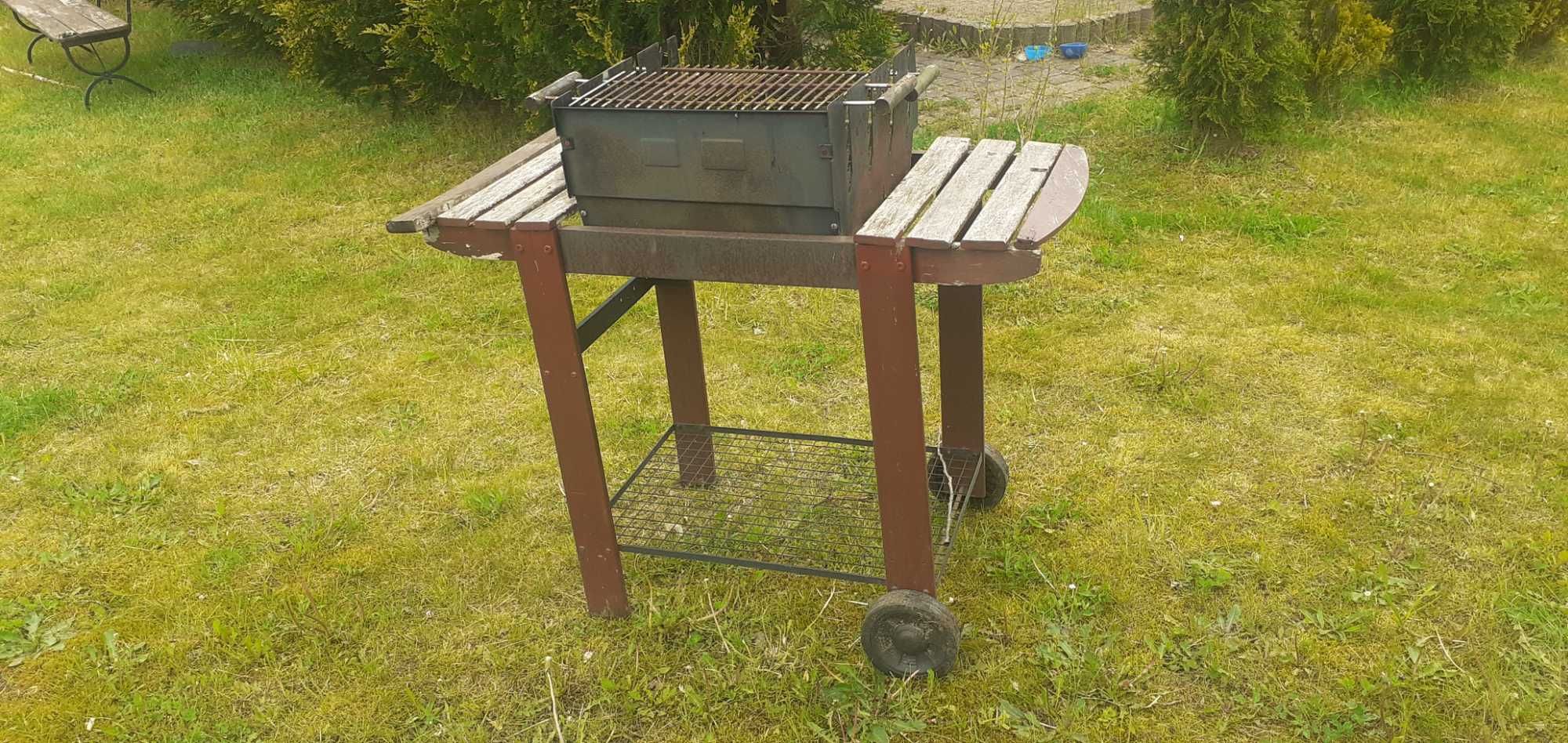 Grill węglowy. Mocna metalowa konstrukcja.