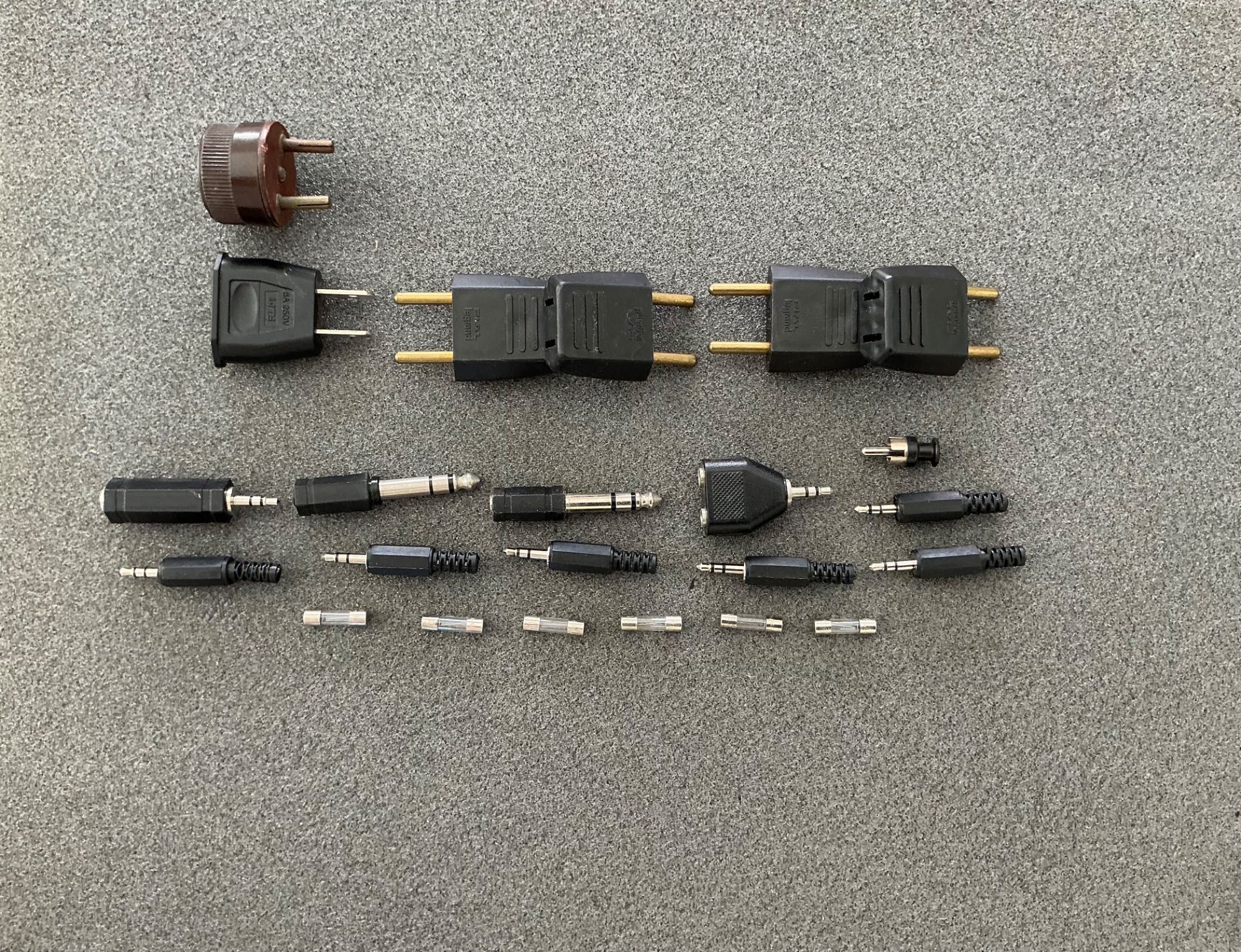 Kit com 7 fichas elétricas + 10 conectores jack áudio + 6 fusíveis