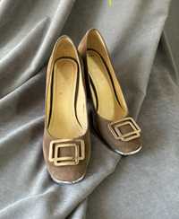 Туфлі замша жіночі коричневі на підборах з золотою пряжкою