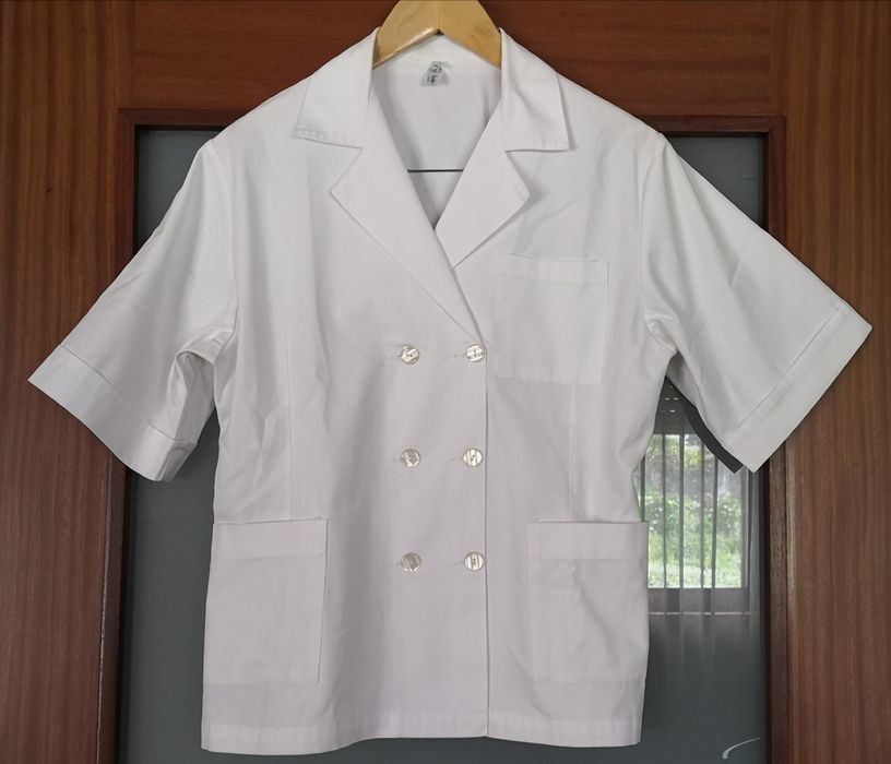 2 uniformes hospitalares femininos (saia e casaco)