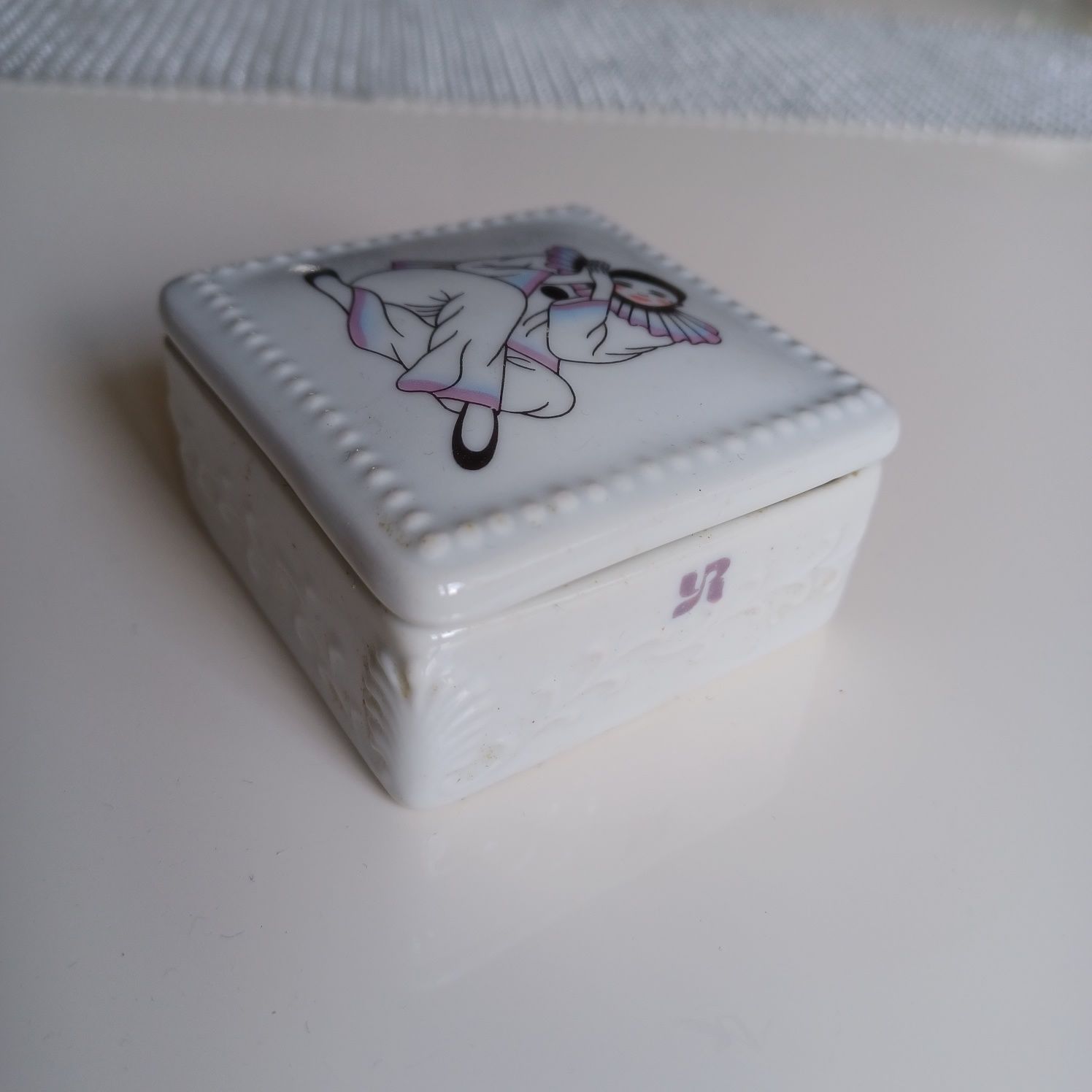 Puzderko szkatułka Arlekin porcelana sygnowana