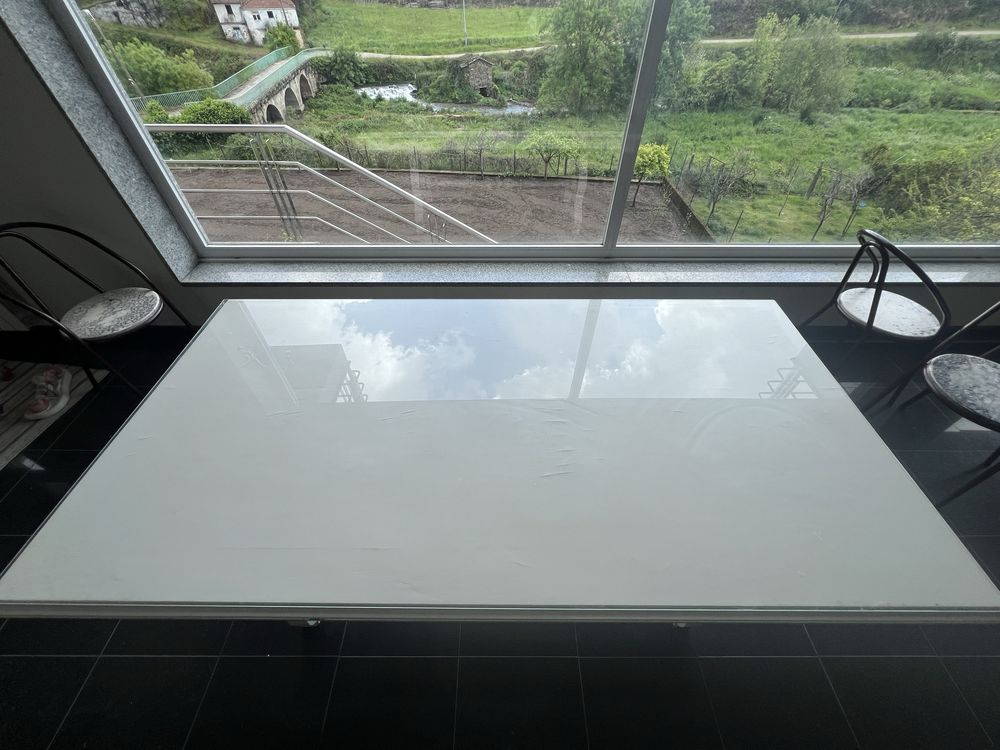 Mesa branca clássica com madeira branca e vidro