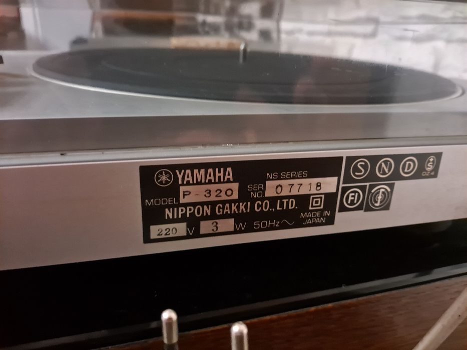 Gramofon Yamaha P-320 automat