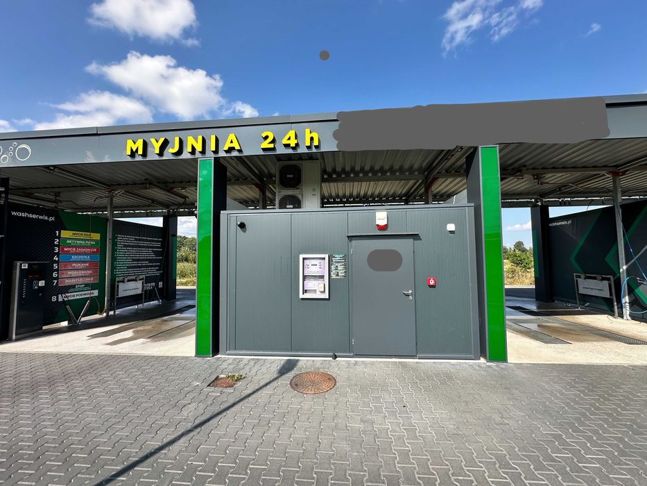 Автомойка самообслуживания в Варшаве с землей, Польша