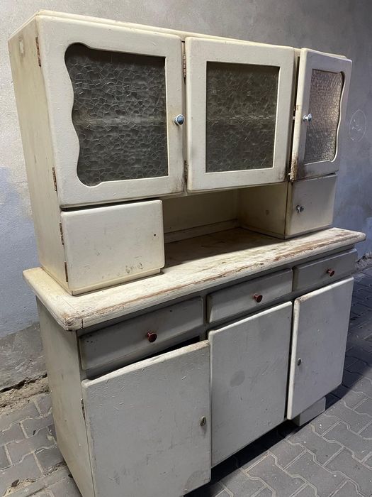 Urokliwy kredens kuchenny PRL, biały, do renowacji