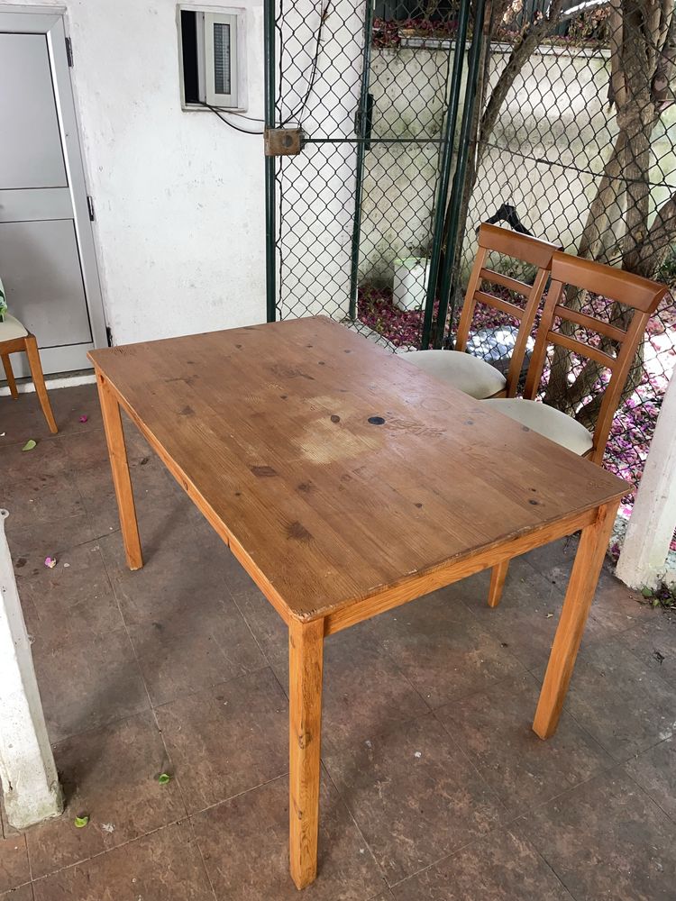Mesa de madeira com 4 cadeiras