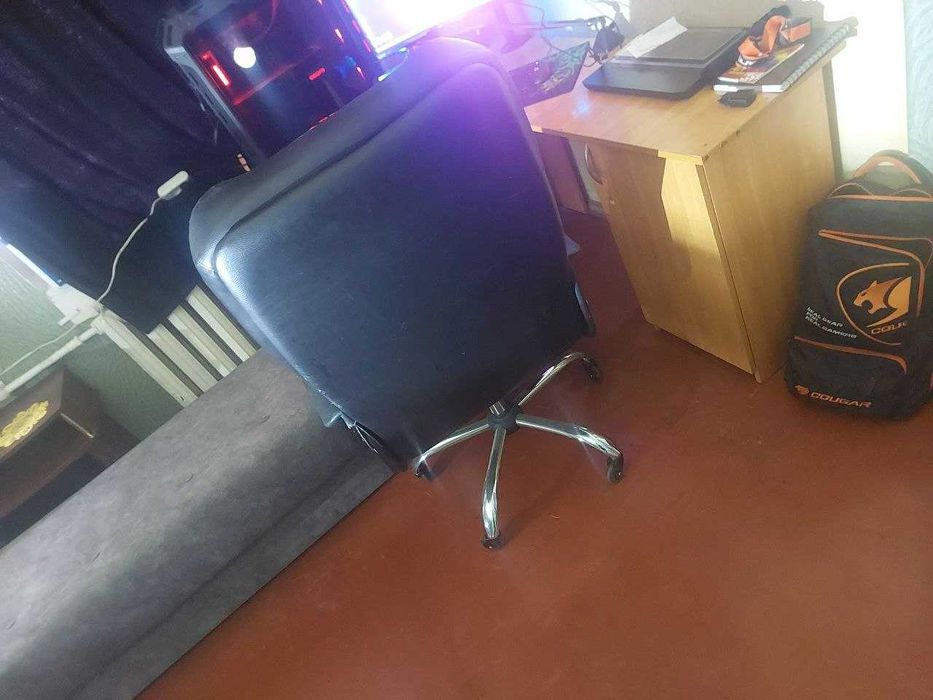 Компьютерный стол и офисный стул