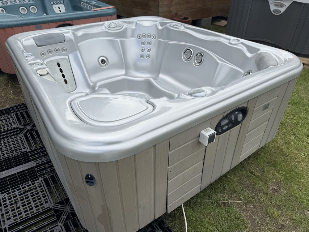 Jacuzzi Hotspring outlet