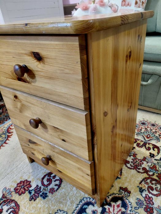 Solidna, drewniana szafka nocna