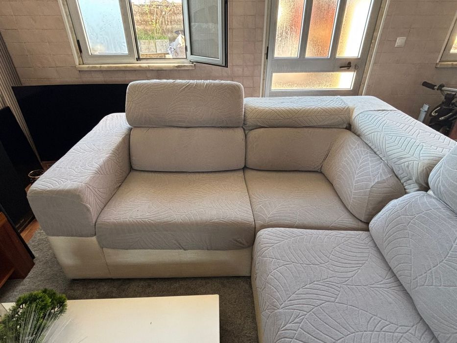 Sofá laskasas 5 lugares grande mais a mesa com gaveta