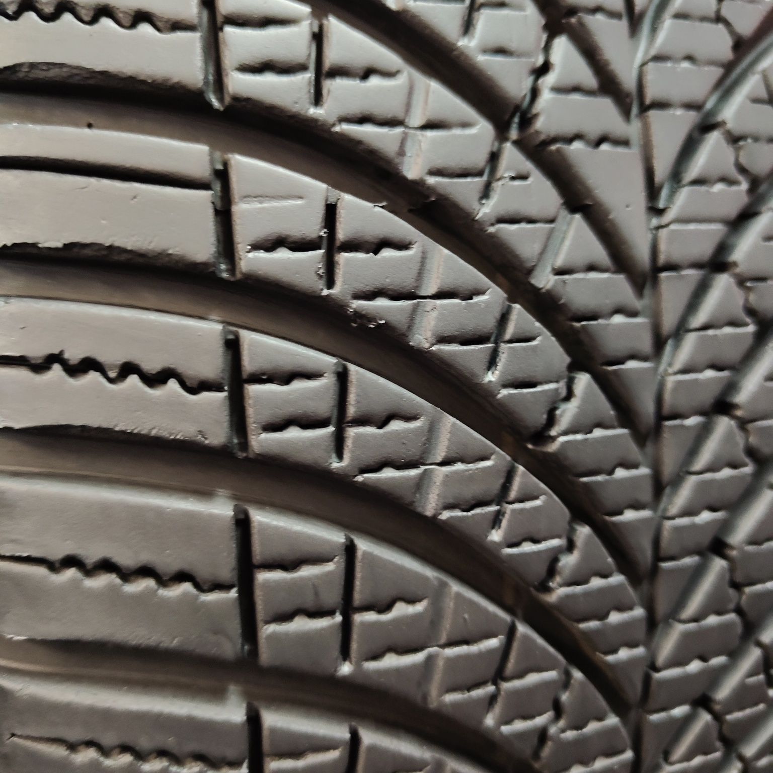 225/55/18 XL Sprzedam parę opon całorocznych Goodyear