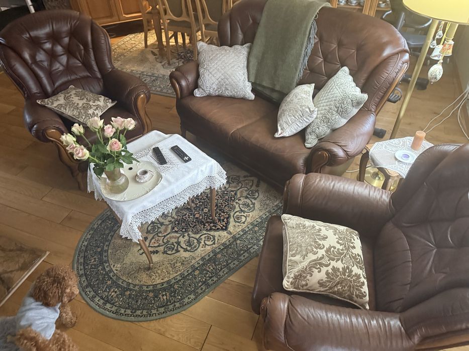 Komplet skórzanych, czekoladowych mebli - kanapa plus dwa fotele