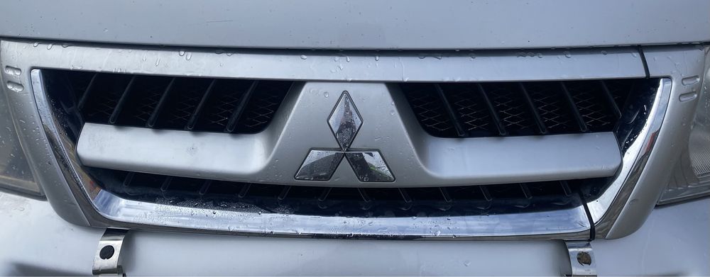 Решітка радіатора Mitsubishi Pajero 3 Wagon III 2003-2006