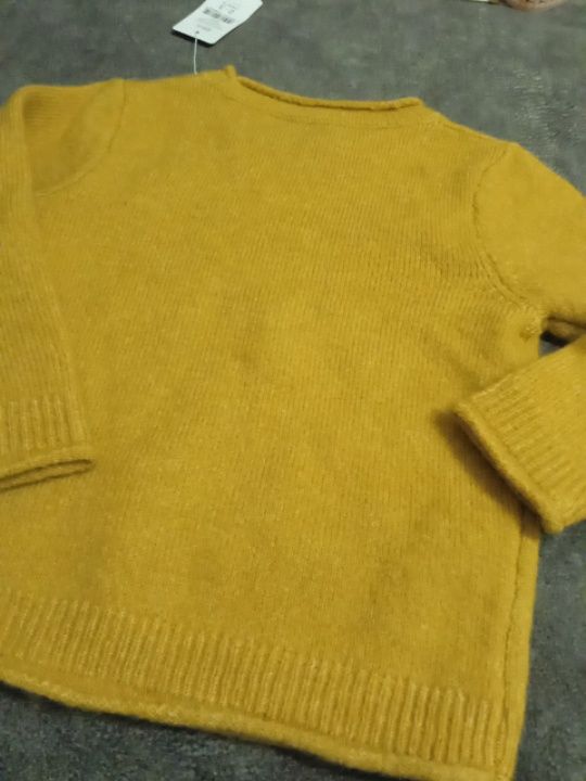 Новенький симпатичный свитерок на девочку 2-3 лет