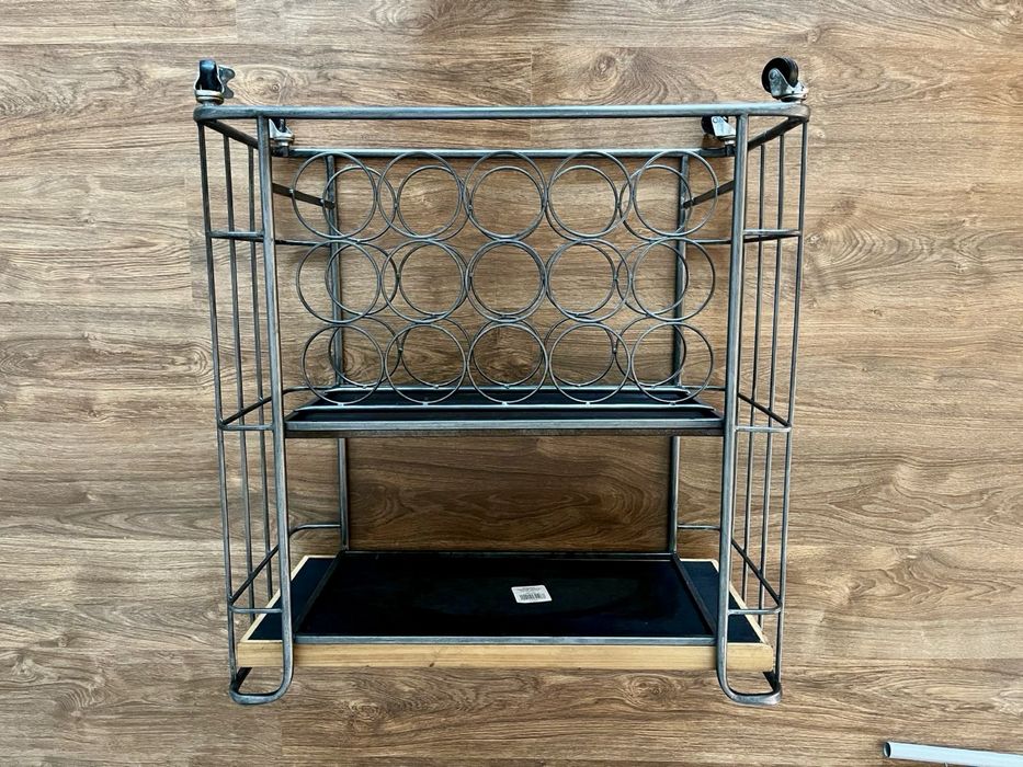 Mesa de apoio e garrafeira