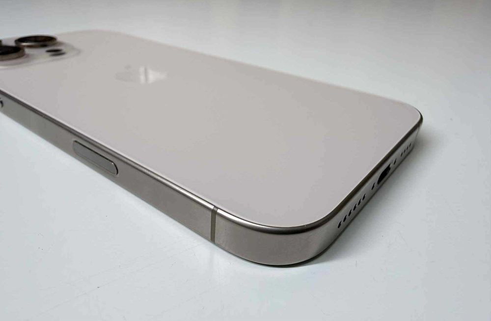 Apple iPhone 16 Pro Max 256Gb + kabel USB GW.