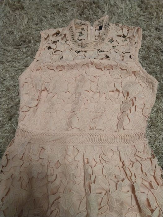 Piękna koronkowa sukienka