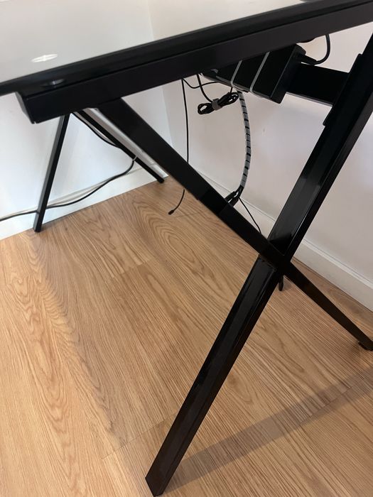 Secretária com estrura em metal e tampo em vidro preto