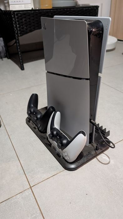 Konsola PS5 bez napędu z 2 Padami