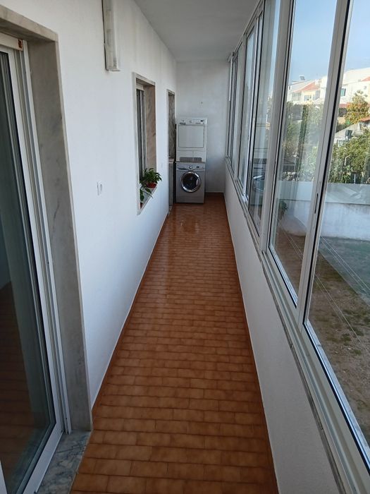 Feijo Apartamento T4 no primeiro andar, remodelado para T3 com sala de