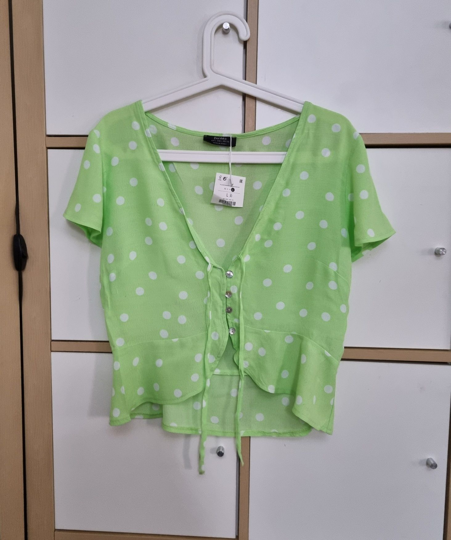 Zielona bluzka w groszki Bershka