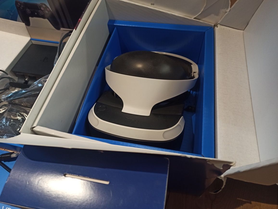 Konsola PS4 PRO CUH7016B + gogle VR CHU-ZVR2 + 2 PS move, pad i 4 gry
