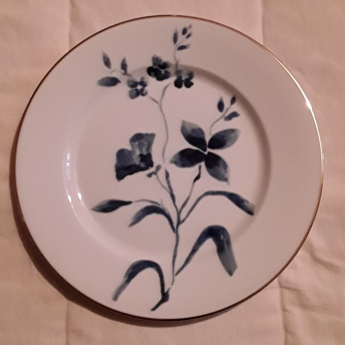Prato decorativo com flores azuis da marca Spal, com 20 cm