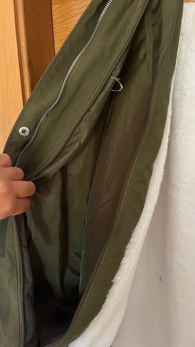 casaco de inverno verde escuro com pelo branco por dentro e fofinho