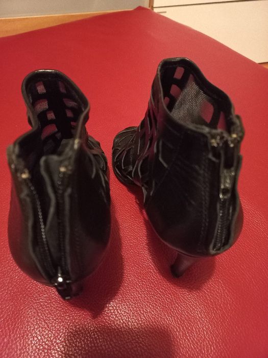 Sapatos pretos em pele