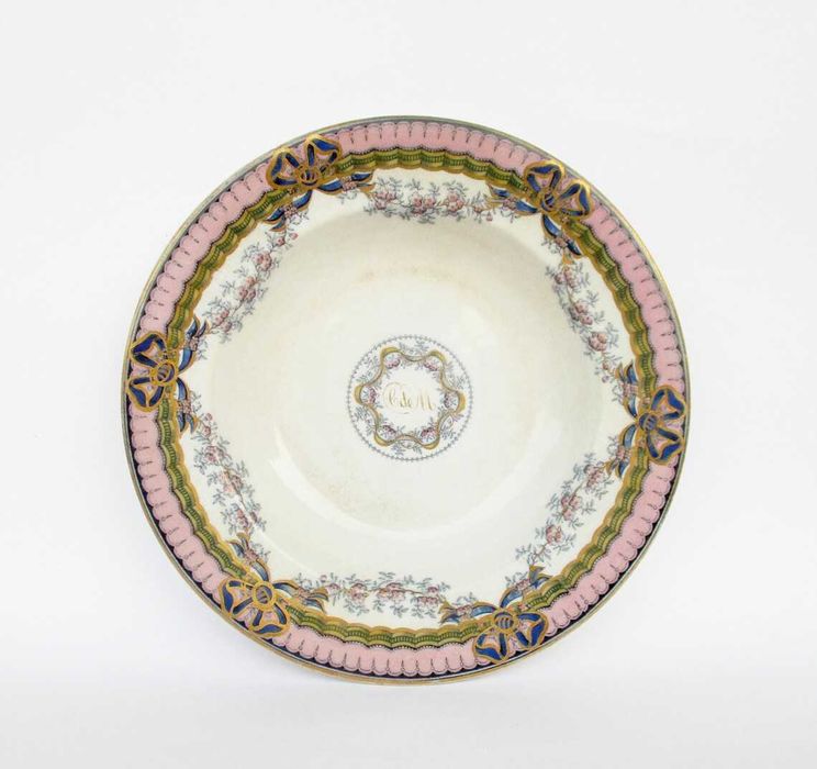 Antigo prato fundo Inglês Hope & Carter com monograma "C de M"