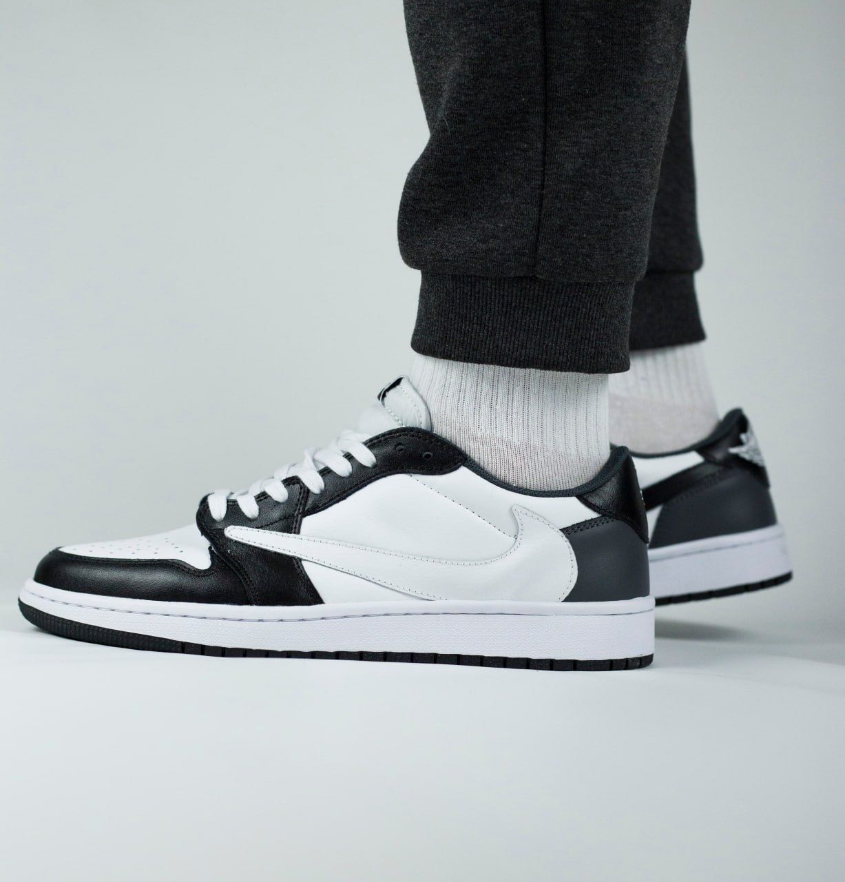 Чоловічі кросівки Nike Air Jordan 1 Low x Travis Scott black white