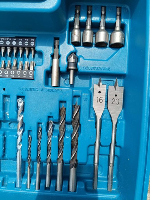 Makita Hp1631Kx3 Wiertarka Udarowa w Walizce 710w  74-częściowy Zestaw