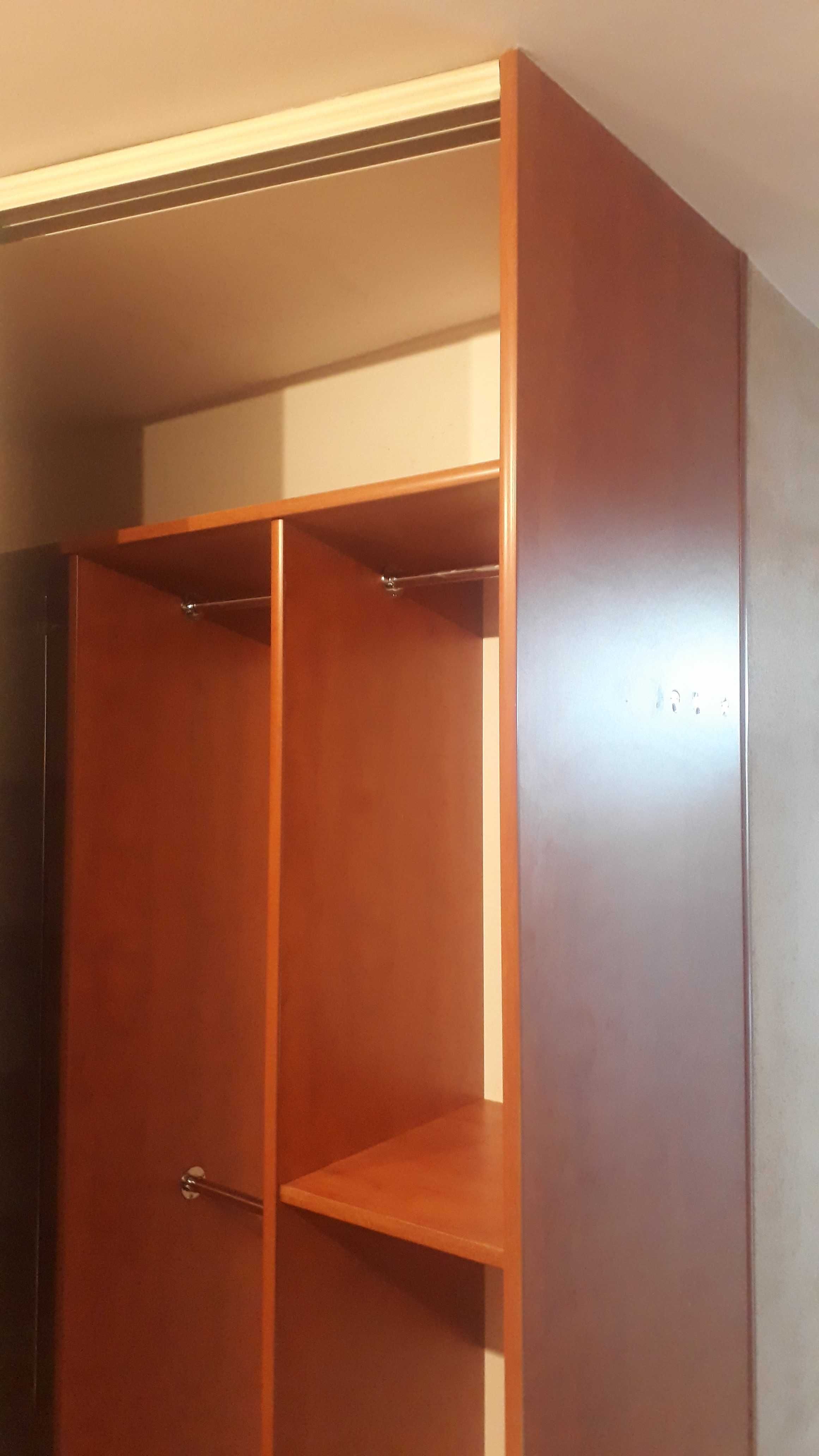 Szafa do zabudowy drzwiami suwanymi (garderoba)