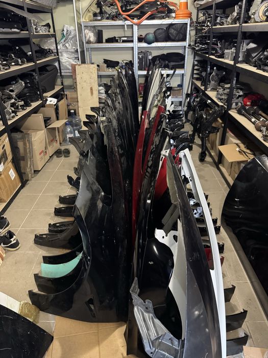 Оригінальне переднє Ліве Крило на Tesla Y чорне