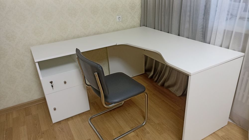 Продам офисный стол ( два шт )