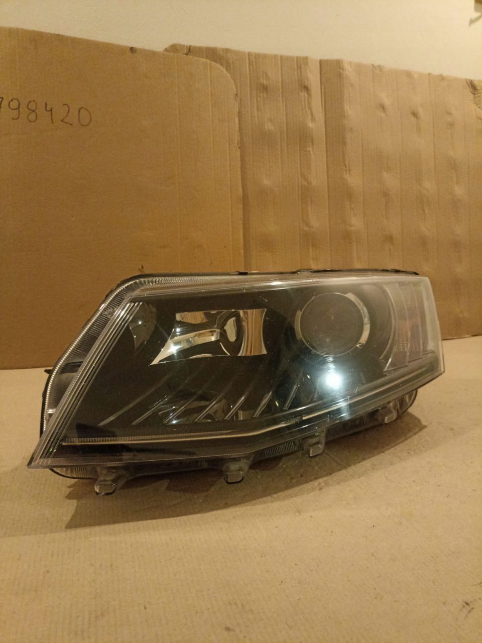 Lampa przednia lewa skoda octavia III xenon europa