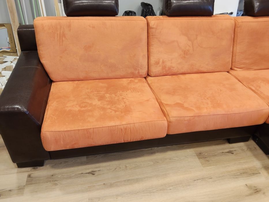 Sofá Gigante em pele sintética e tecido laranja. Em bom estado.