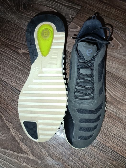 Кросівки , мокасіни, кеди.