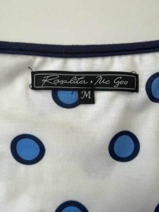 T-Shirt com rosa bordada