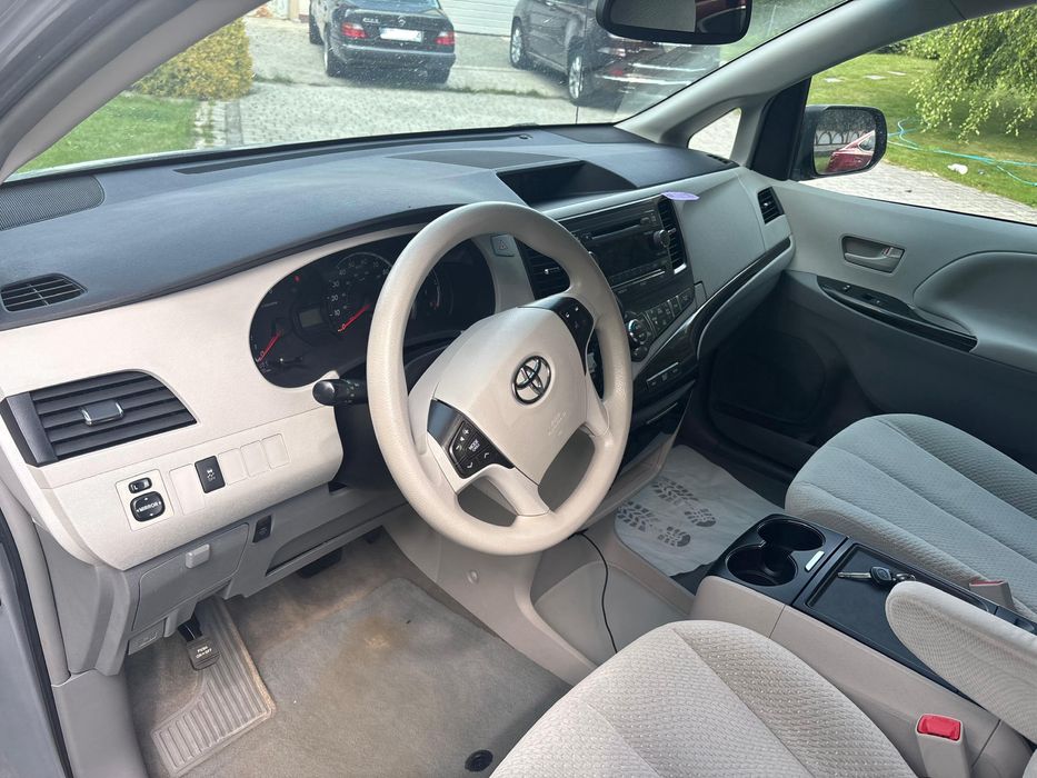 Wynajem Toyota Sienna 8 osobowa 3.5 Benzyna+LPG