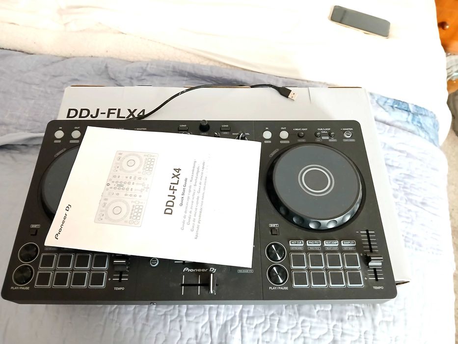 mesa de Mixagem semi nova com caixa de origem ainda na garantia