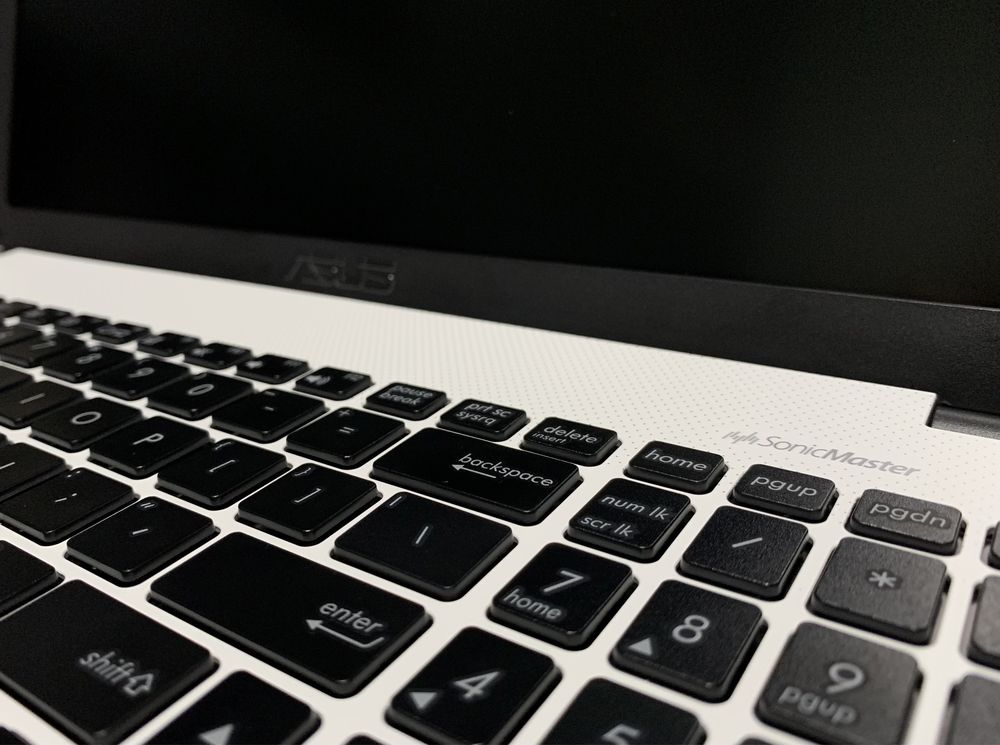 ASUS X550 biały