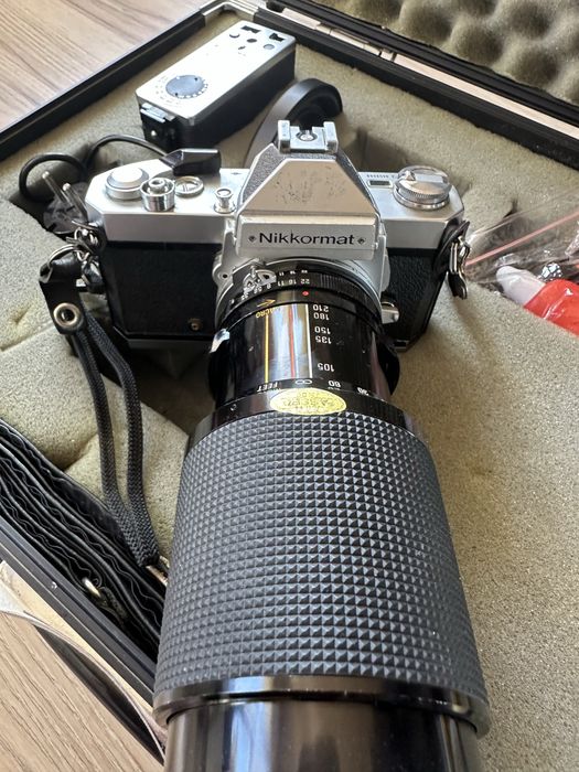 Nikkormat FT2 w walizce