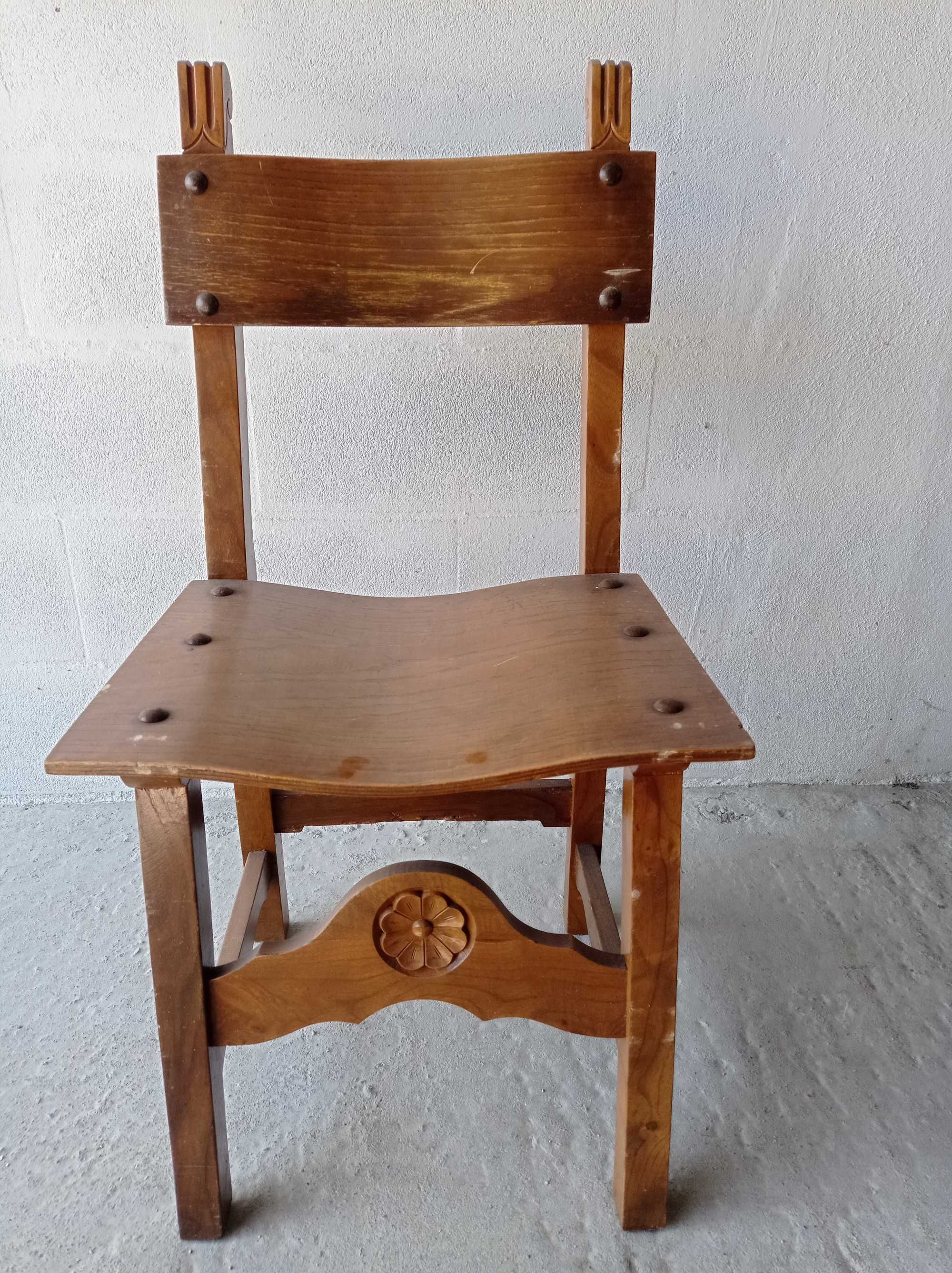 Conjunto de Mesa em madeira com tampo em granito e cadeiras de cozinha