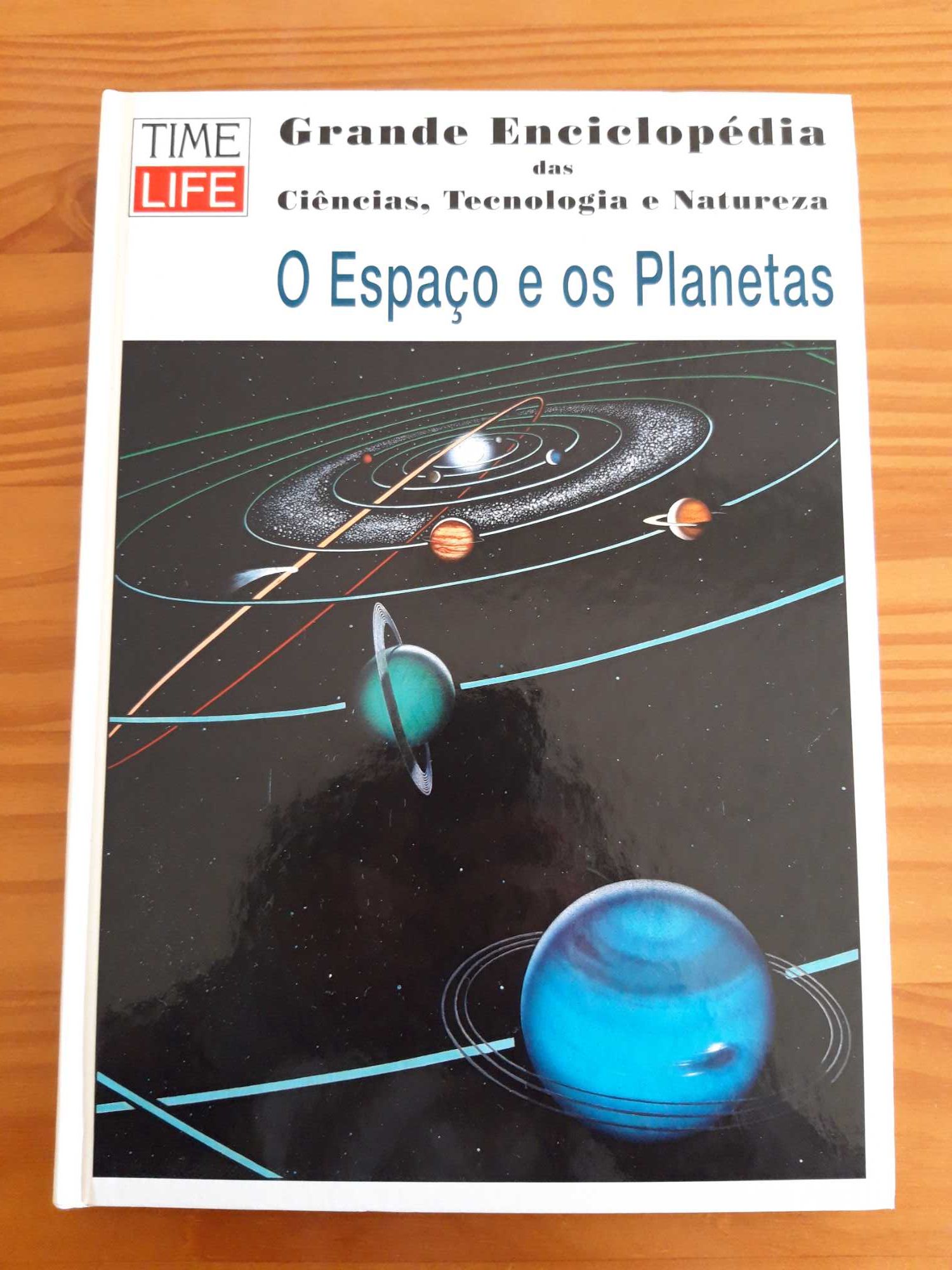 Livro "O Espaço e os Planetas"