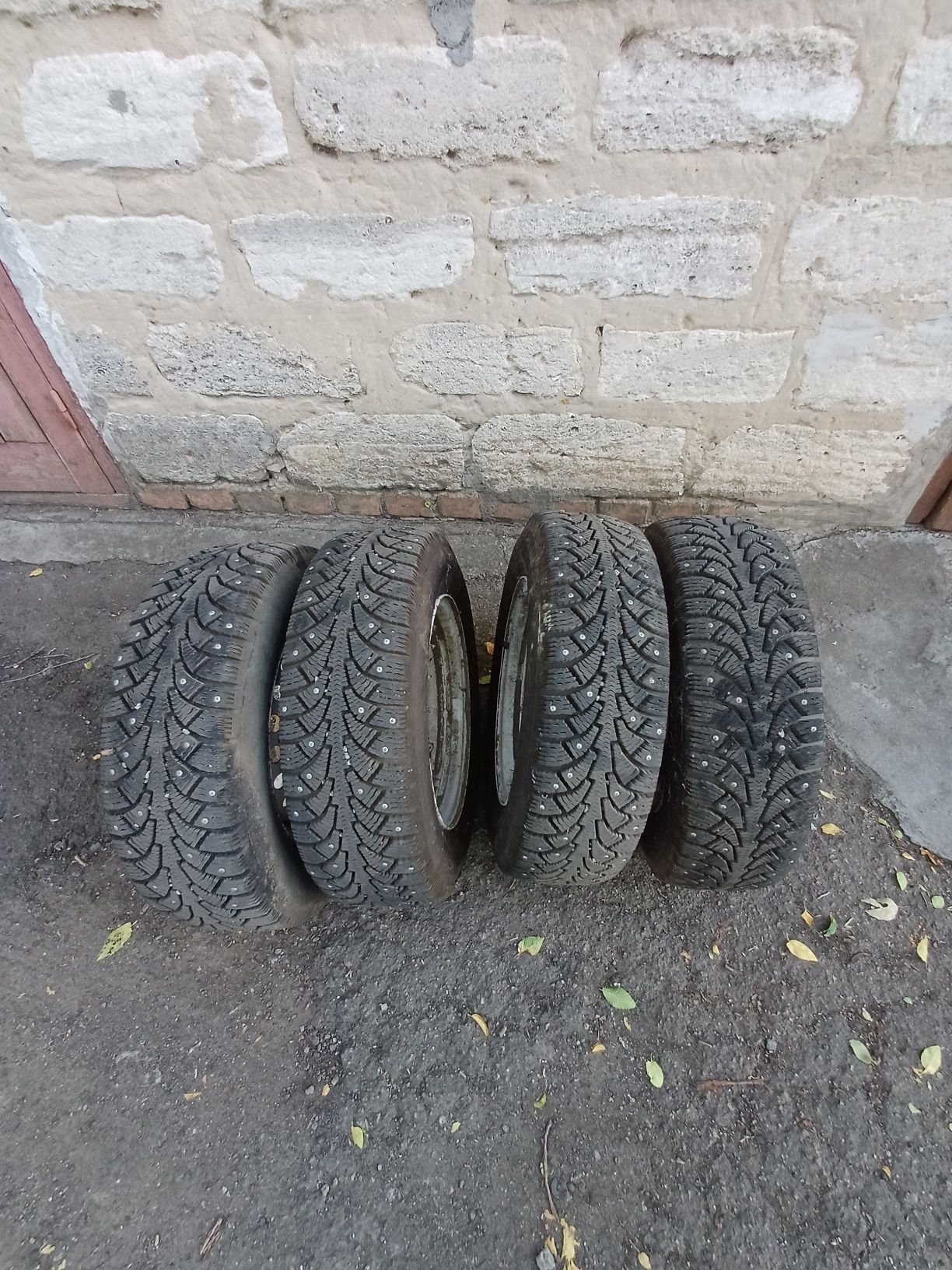 Продам зимову гуму на  автомобіль ВАЗ