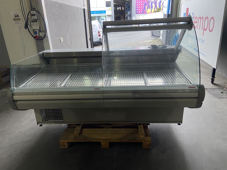 Vitrine 2000 com frio incorpurado self e reserva