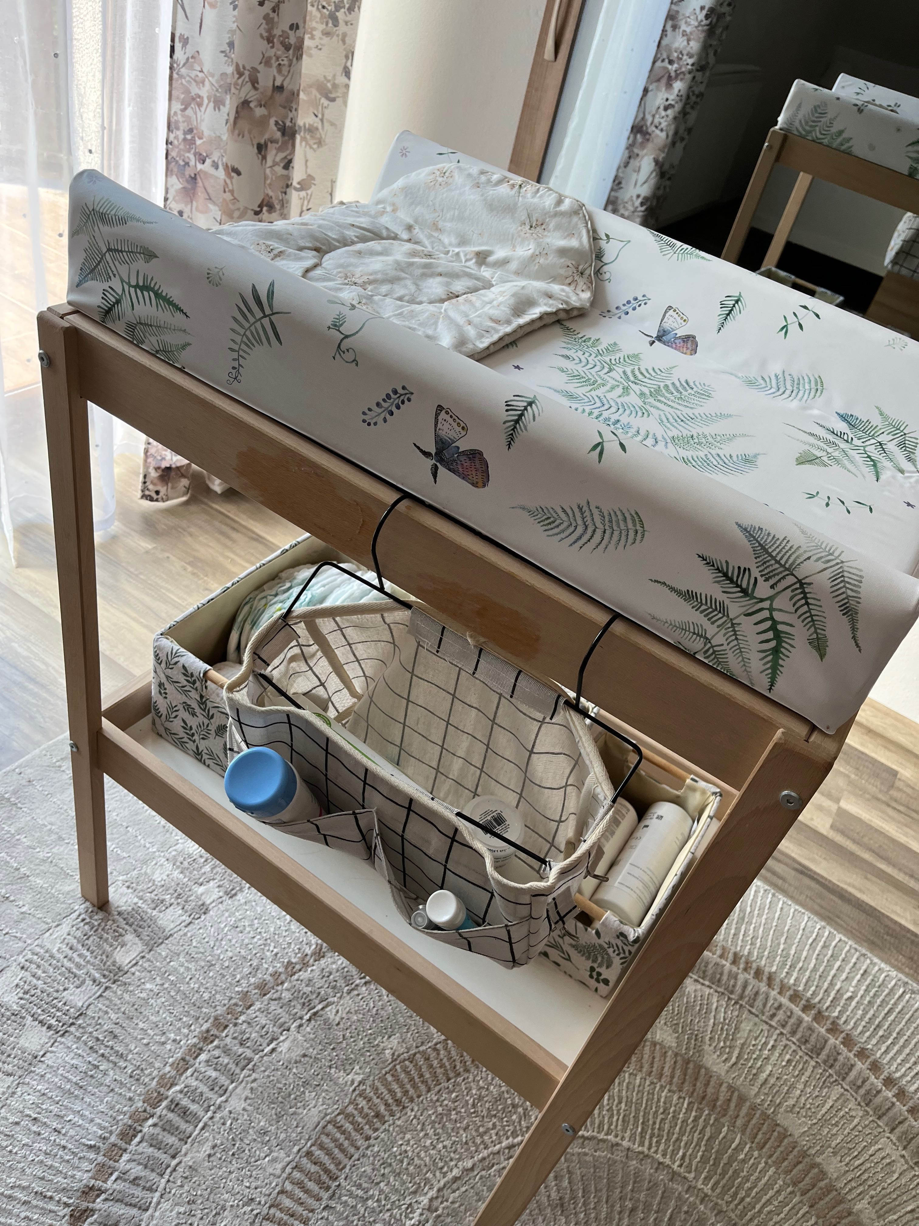 Przewijak Ikea wraz z przewijakiem przenośnym w leśne wzory